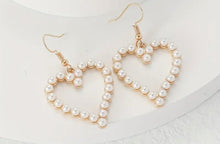 Load image into Gallery viewer, Pearl Dangle heart Earrings