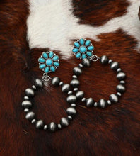 Load image into Gallery viewer, Cluster Navajo pearl earrings