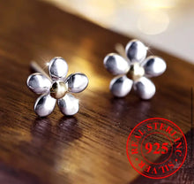 Load image into Gallery viewer, Flower Stud Earrings