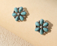 Load image into Gallery viewer, Small flower cluster earrings