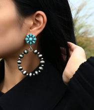 Load image into Gallery viewer, Cluster Navajo pearl earrings