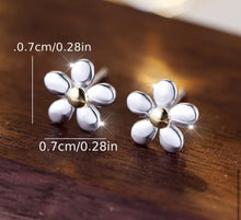 Load image into Gallery viewer, Flower Stud Earrings