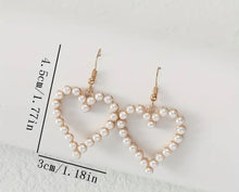 Load image into Gallery viewer, Pearl Dangle heart Earrings