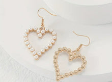 Load image into Gallery viewer, Pearl Dangle heart Earrings