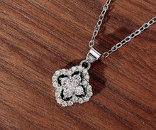 Load image into Gallery viewer, Clover necklace