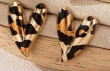 Load image into Gallery viewer, Heart Post Earrings