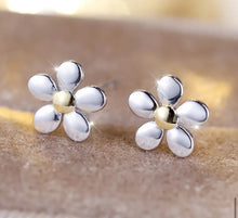 Load image into Gallery viewer, Flower Stud Earrings