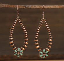 Load image into Gallery viewer, Leaf Pearl flower Earrings