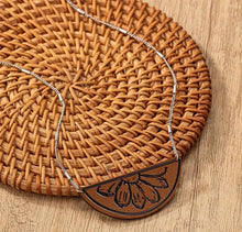 Load image into Gallery viewer, Leather pendant necklace
